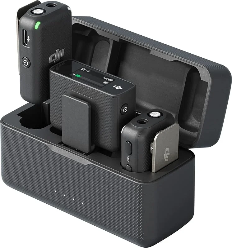 DJI Mic (2 TX + 1 RX + laddn.fodral), trådlös Lavalier-mikrofon, 250 m (820 fot) Räckvidd, 15-timmars batteritid, brusreducering Trådlös mikrofon för PC, iPhone, inspelningsintervju, YouTube, Vlogs — Portabel digital och ljud